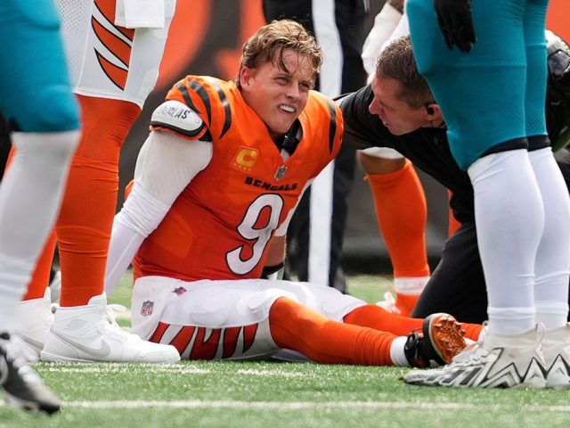 Bengals lose Joe Burrow for 3 months after QB suffers turf toe injury: report