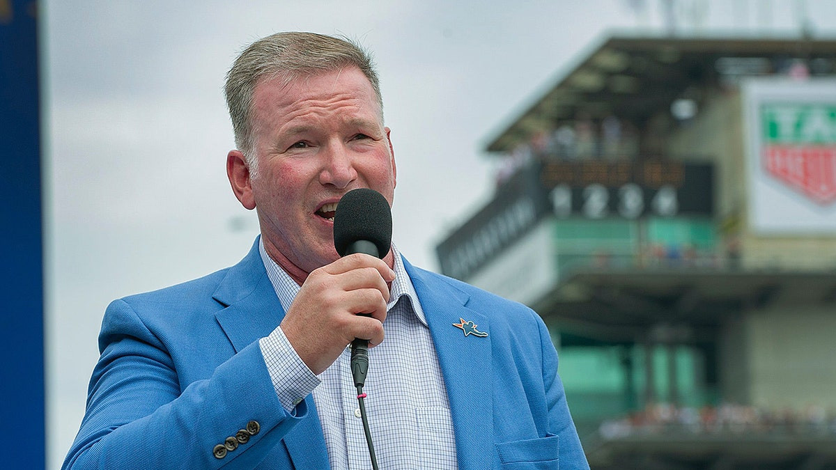 Singer Jim Cornelison treats NFL fans to epic national anthem performance before Bears-Vikings game  at george magazine