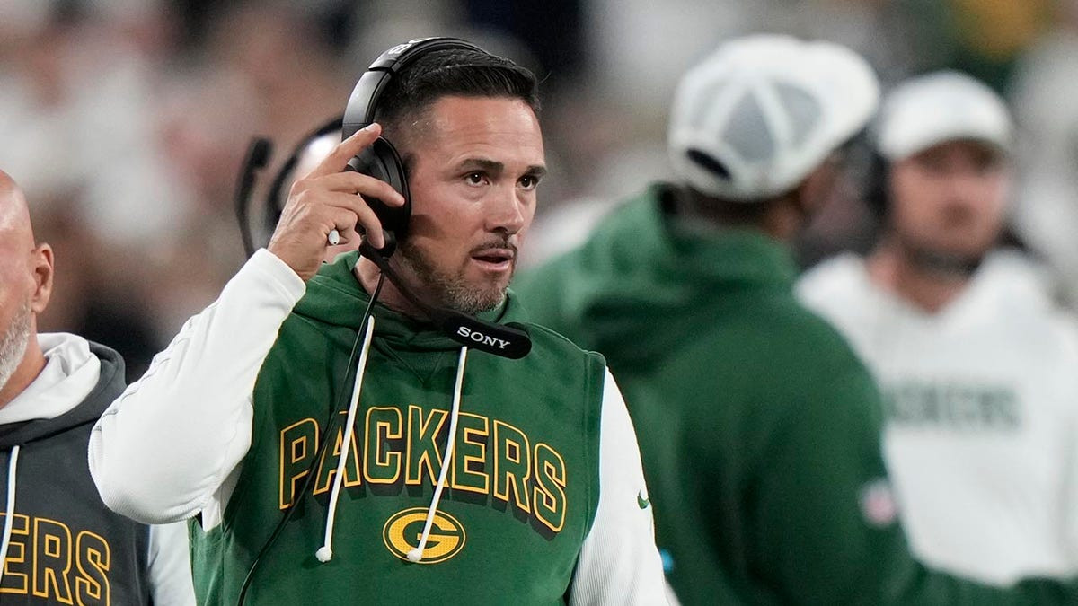 Packers' Matt LaFleur tears into defensive lineman on sidelines  at george magazine
