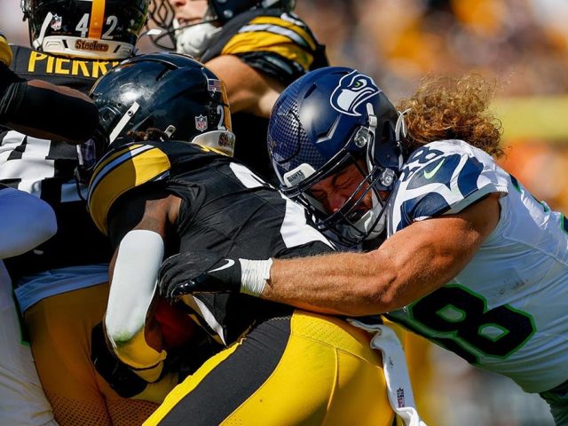 Steelers returner suffers major kickoff blunder in loss vs Seahawks