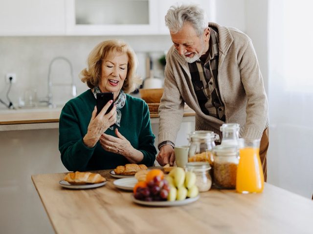 Breakfast timing may hold the key to living longer, new research reveals