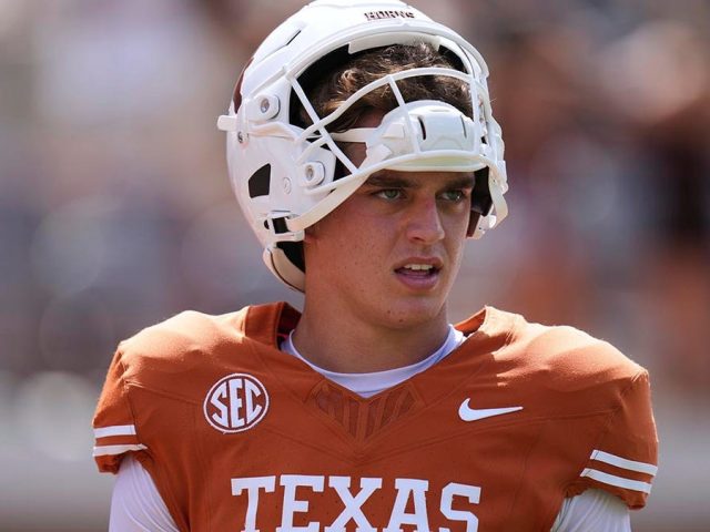 Arch Manning hears boos from Texas fans amid struggles on offense