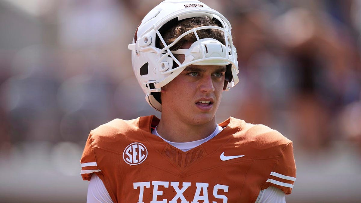 Arch Manning hears boos from Texas fans amid struggles on offense  at george magazine