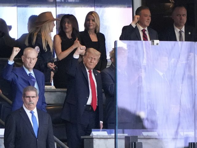 Trump gets ovation from Yankees fans after meeting with players on 9/11 anniversary