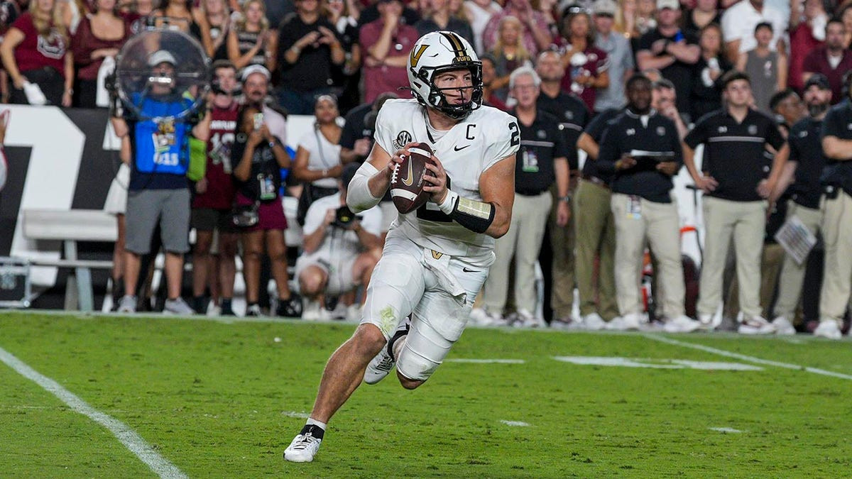South Carolina holds moment of silence for Charlie Kirk before football game vs Vanderbilt  at george magazine