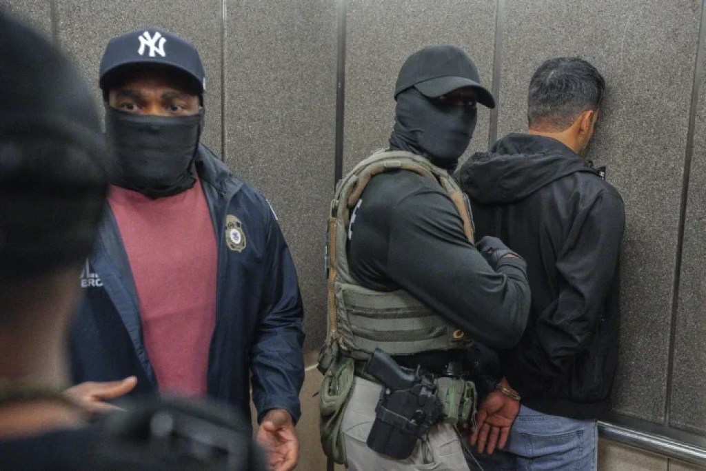 More than 1,000 police agencies agree to help ICE arrest illegal immigrants: DHS  at george magazine