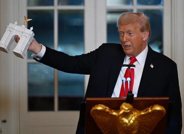 Trump dangles access to net unprecedented fundraising hauls