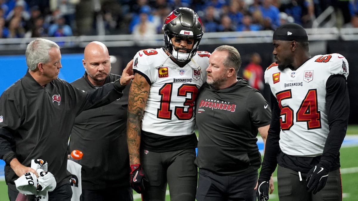 Bucs  star Mike Evans suffers broken clavicle in potential season-ending injury against Lions  at george magazine