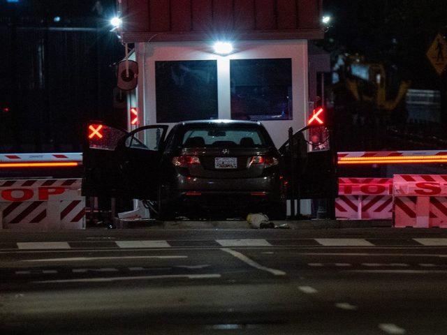 Car rams into White House barricade, suspect arrested: officials