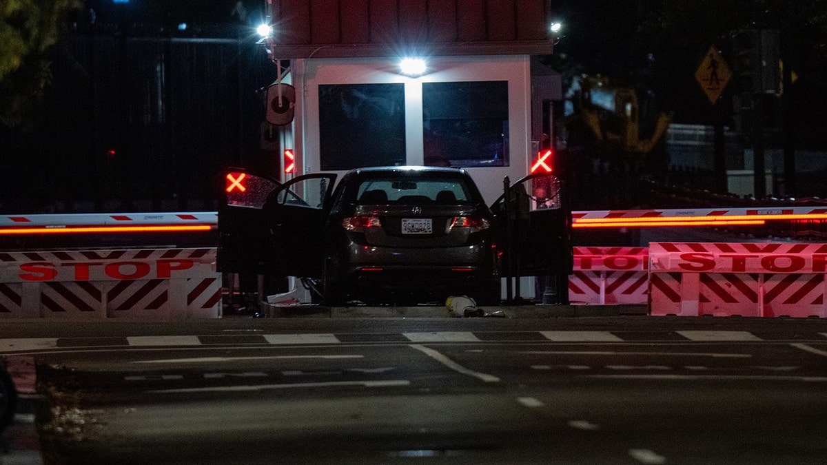 Car rams into White House barricade, suspect arrested: officials  at george magazine