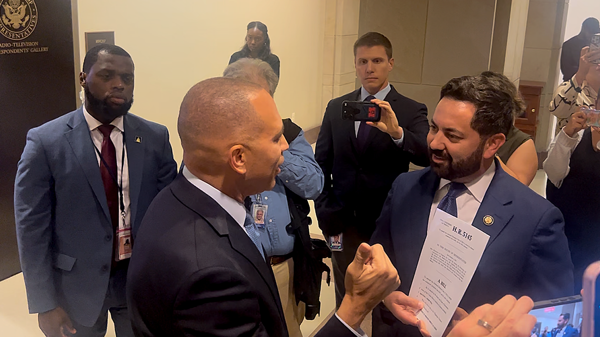 Screaming match erupts between Hakeem Jeffries, Mike Lawler as government shutdown chaos continues  at george magazine