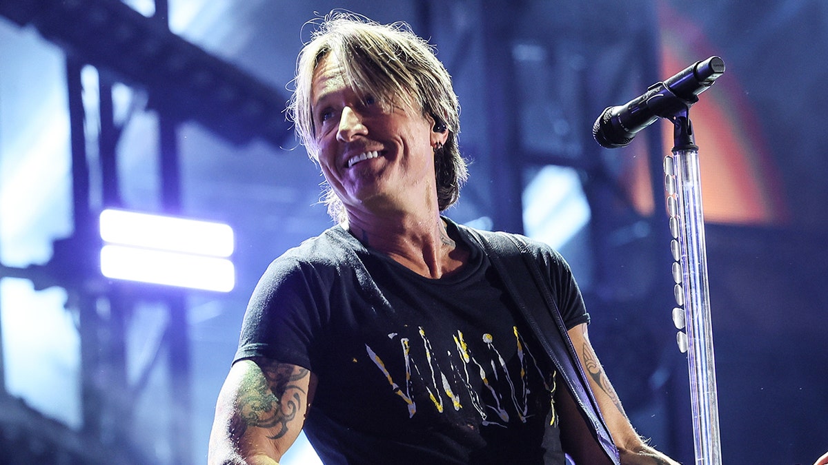 Keith Urban has awkward moment with fan named Nicole at Nashville concert  at george magazine