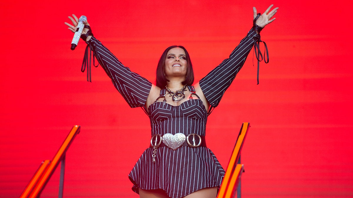 Grammy winner Nelly Furtado quits performing for ‘foreseeable future’ following body-shaming criticism  at george magazine