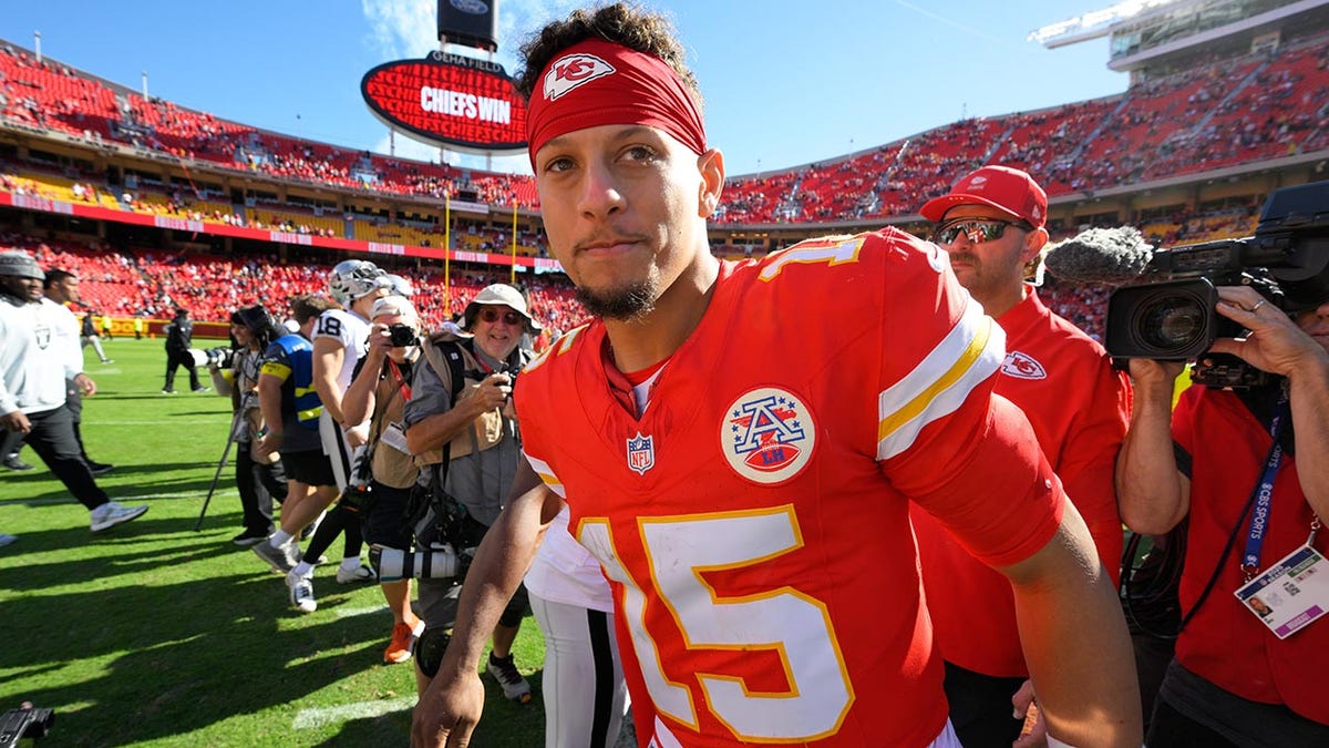 Patrick Mahomes fools broadcasters with explicit play-call as Chiefs dominate Raiders  at george magazine