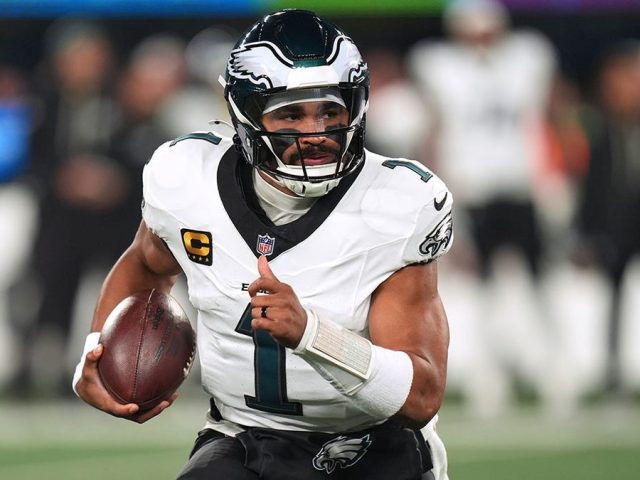 Eagles get blown out by Giants after running tush push play 4 straight times, inciting backlash