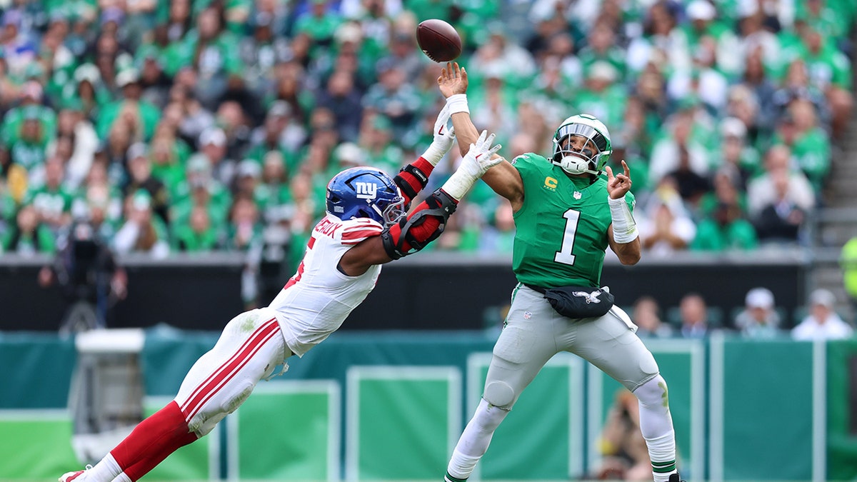 Giants' Kayvon Thibodeaux sounds off after controversial call on tush push vs Eagles  at george magazine