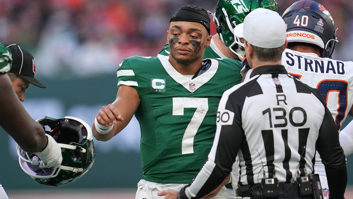 Jets' Aaron Glenn gets into testy exchange with reporter over Justin Fields' status as QB1  at george magazine