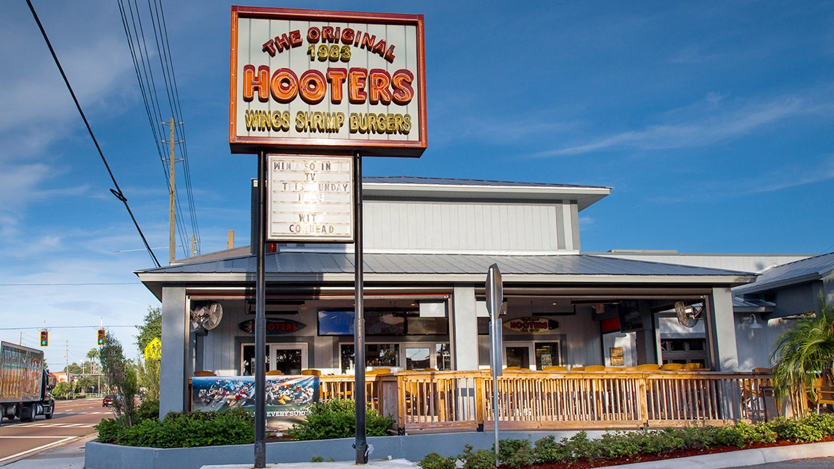 History of Hooters: 5 facts you likely never knew about the restaurant chain  at george magazine