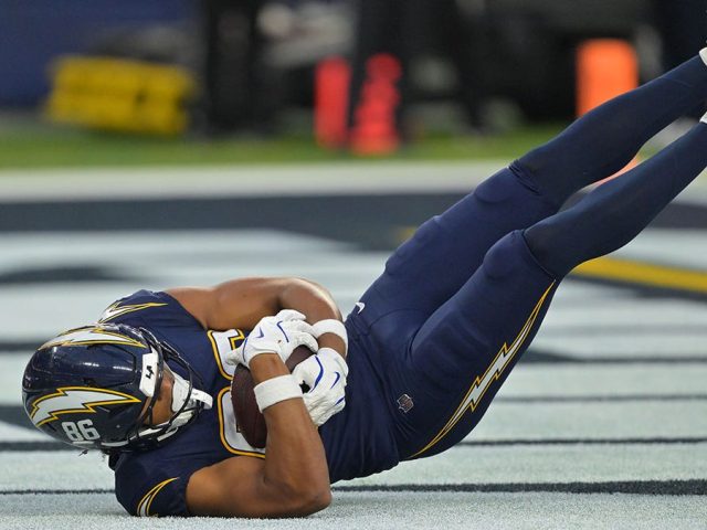 Justin Herbert throws 3 touchdowns as Chargers dominate Vikings to get back in win column