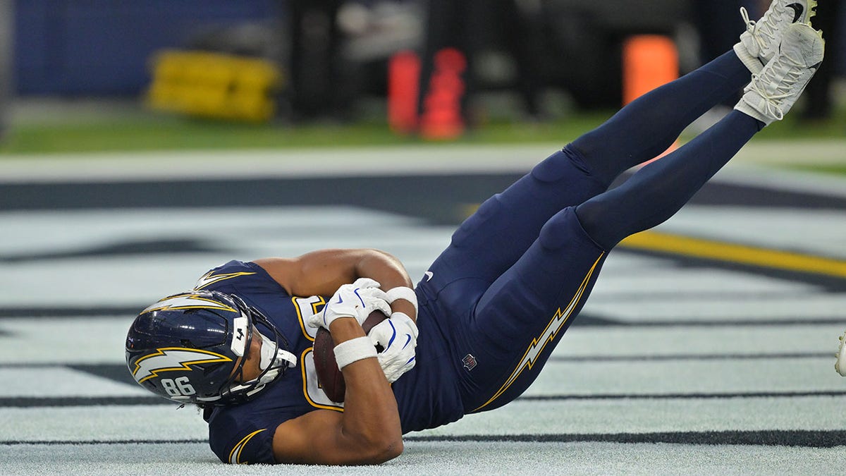 Justin Herbert throws 3 touchdowns as Chargers dominate Vikings to get back in win column  at george magazine