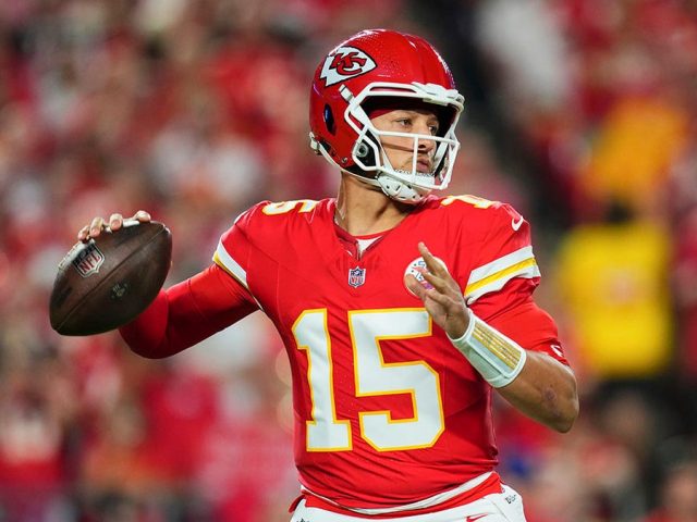 Chiefs bounce back with dominant home victory over Lions as Patrick Mahomes contributes 4 touchdowns