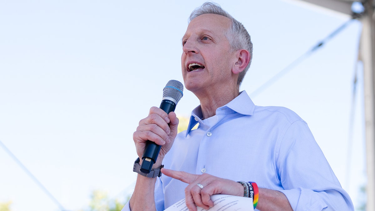 Portland mayor orders removal of police tape despite federal demand for perimeter at ICE facility, report says  at george magazine