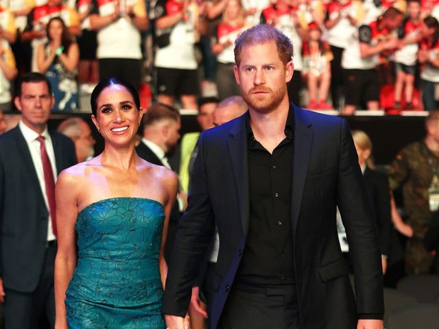 Prince Harry, Meghan Markle ‘wrong winners’ of humanitarian award amid ongoing royal tensions: experts
