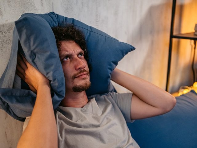 Roommate’s loud smoothie prep at dawn ignites viral debate over noise etiquette