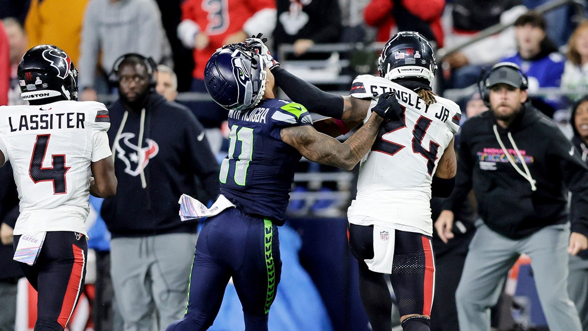 NFL official goes viral after stepping in to protect Seahawks’ Jaxon Smith-Njigba during sideline scuffle  at george magazine