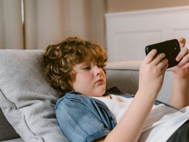 5 phone safety tips every parent should know