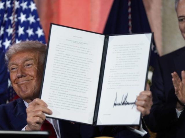 AI regulation ban eludes White House despite defense bill push