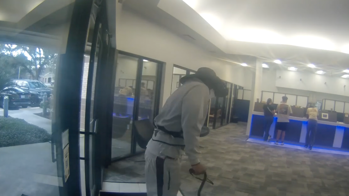 Robber’s fake limp vanishes during bank heist caught on camera, police say at george magazine