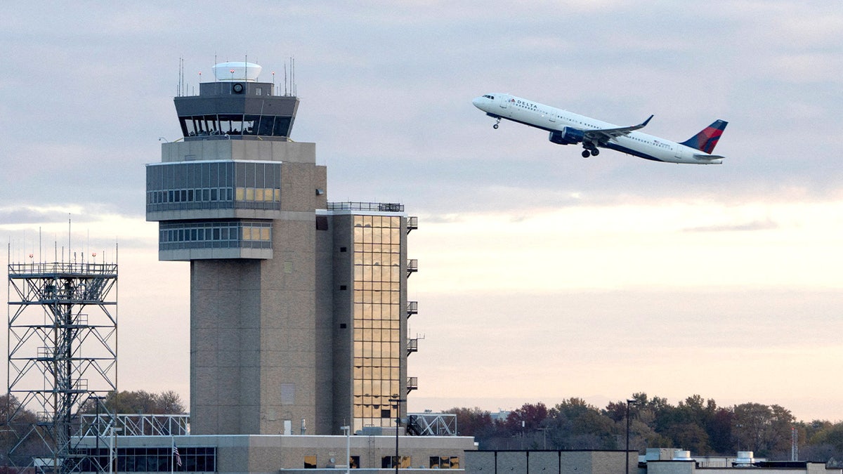 Shutdown chaos reignites debate over privatizing US air traffic control  at george magazine
