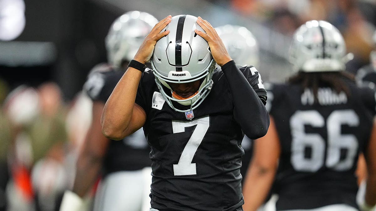 Raiders QB Geno Smith apologizes after flipping off booing fans following fifth straight loss  at george magazine