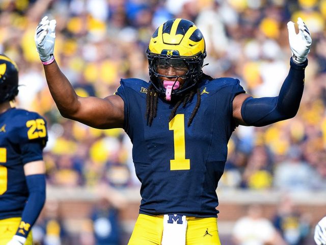 Michigan player draws unsportsmanlike conduct penalty after helmet makes contact with ref in heated exchange