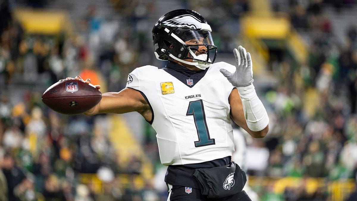Eagles grind out low-scoring victory over Packers to win third straight game  at george magazine