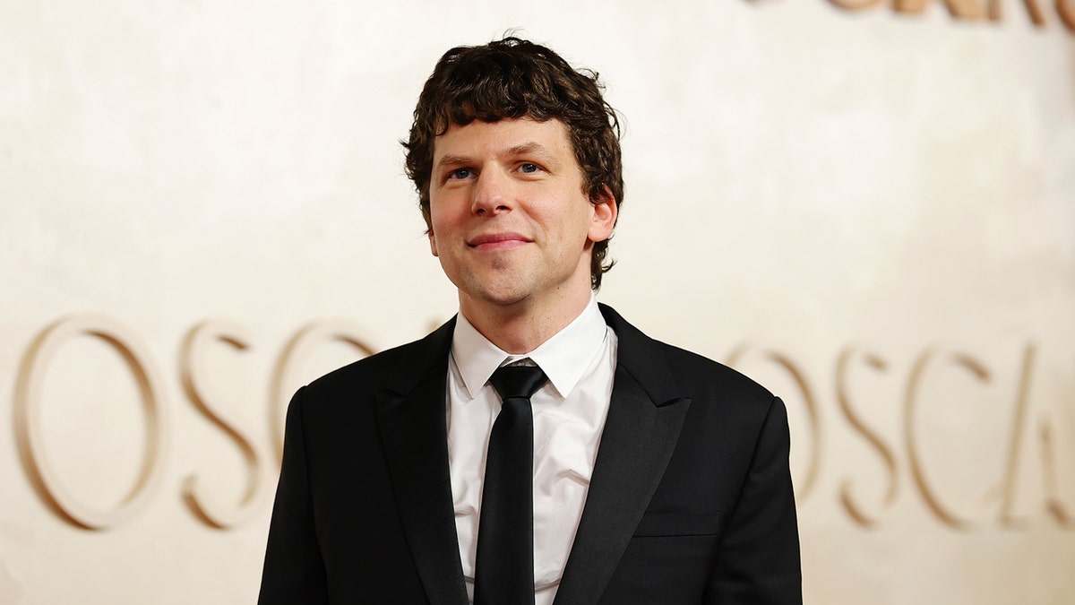 'Now You See Me' star Jesse Eisenberg 'excited' to donate his kidney to stranger  at george magazine