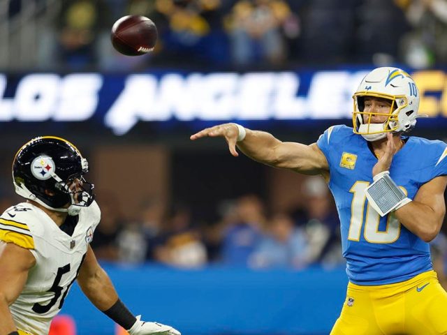 Chargers dismantle Steelers to win third straight game in dominant fashion