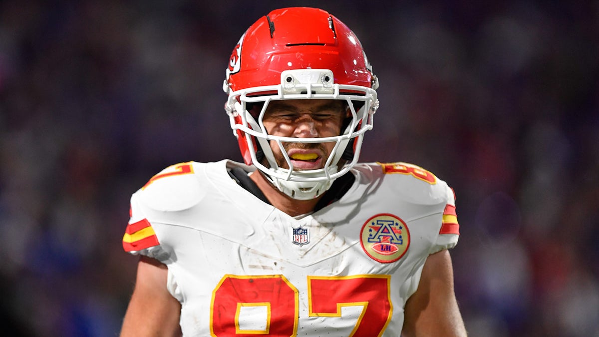 Chiefs' Travis Kelce gets drilled by Bills defender, jaws at fans walking to locker room  at george magazine