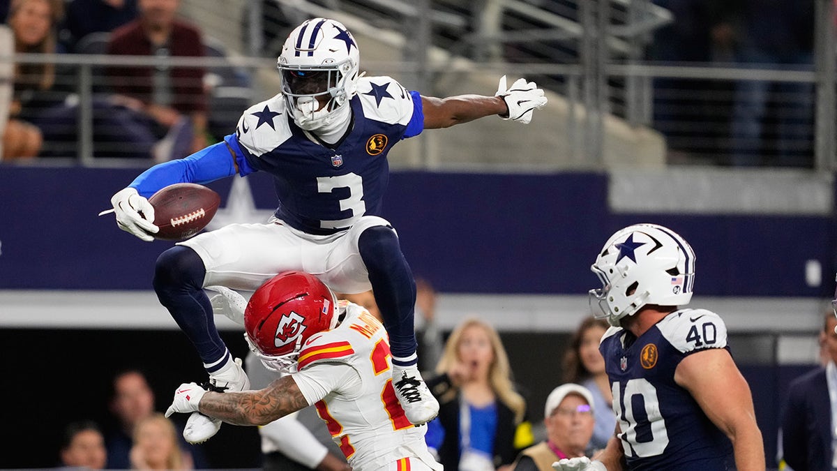 Cowboys' George Pickens goes airborne in stunning maneuver to keep drive alive  at george magazine
