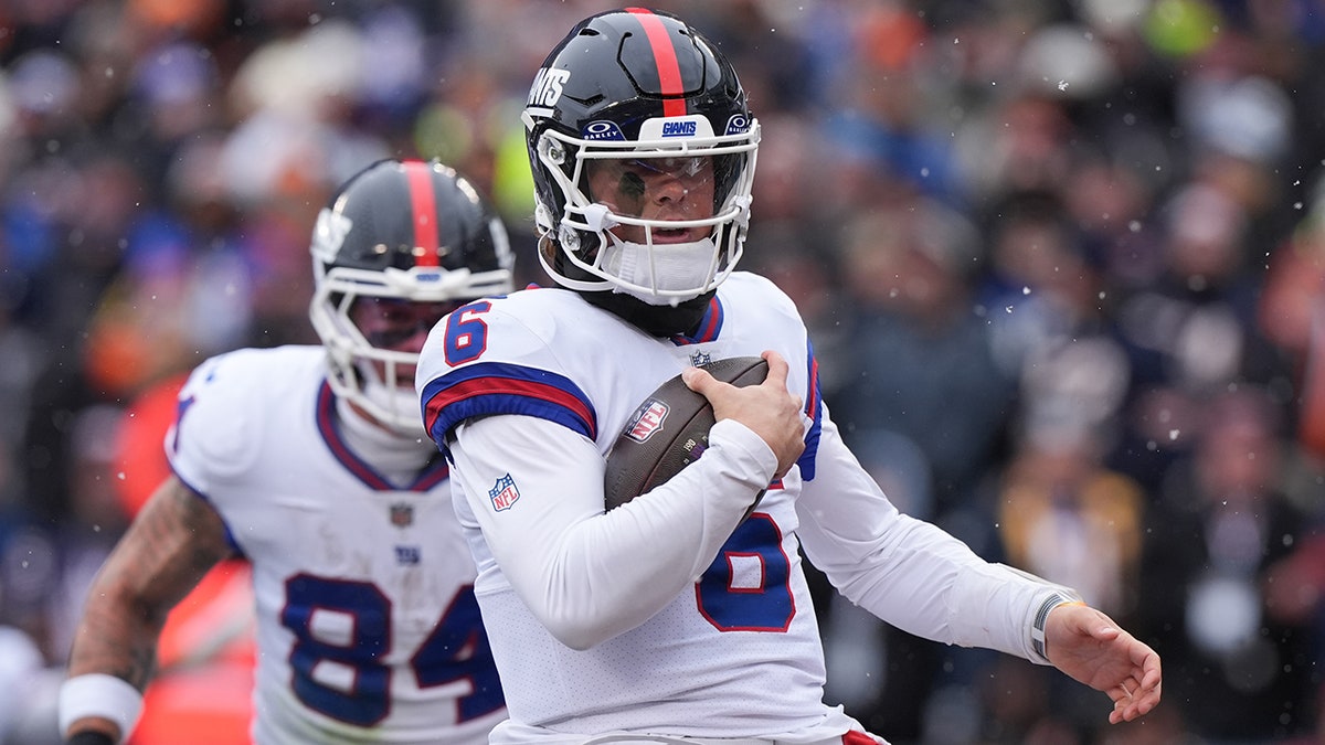 Ex-Giants star Brandon Jacobs sends blunt warning to Jaxson Dart after concussion: 'Learn how to slide' at george magazine