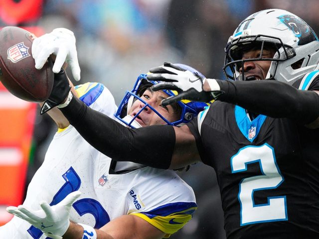 Rams star makes incredible one-handed catch vs Panthers