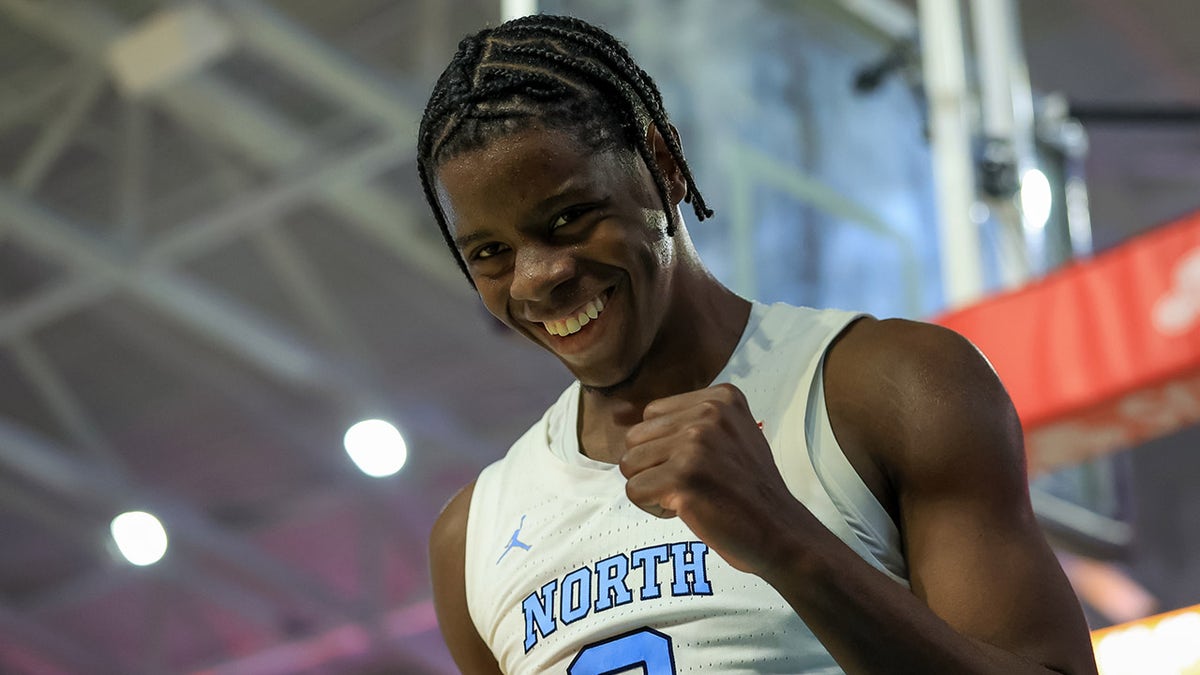 North Carolina's Caleb Wilson dunks on 6-foot-11 defender at george magazine