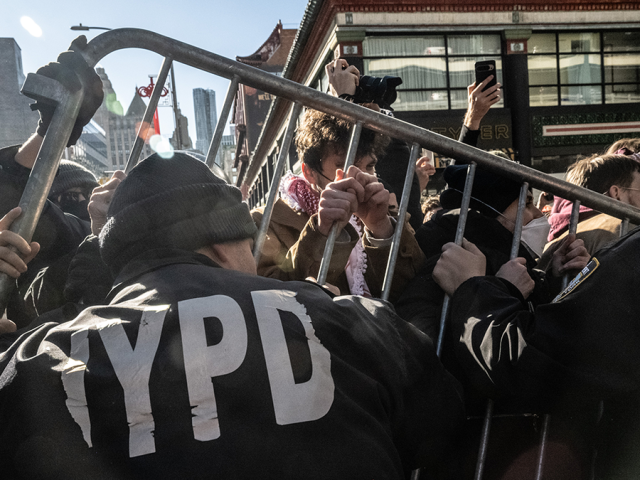 Rioters throw trash, garbage cans at ICE vehicles in New York City; multiple arrests made