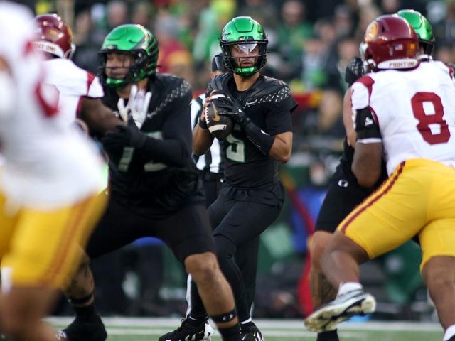 College Football Playoff rankings: Oregon climbs after win over USC