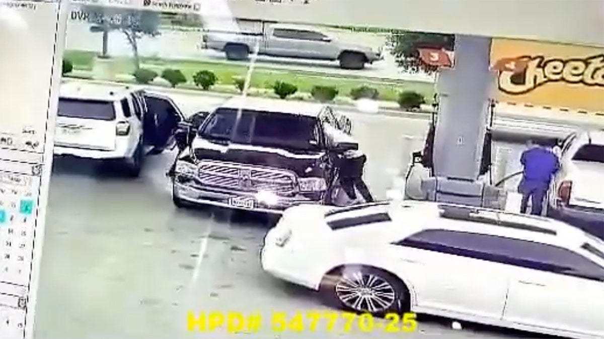 Holiday crime fears grow as ‘jugging’ thieves target shoppers carrying cash and gifts: ‘Only a matter of time’  at george magazine