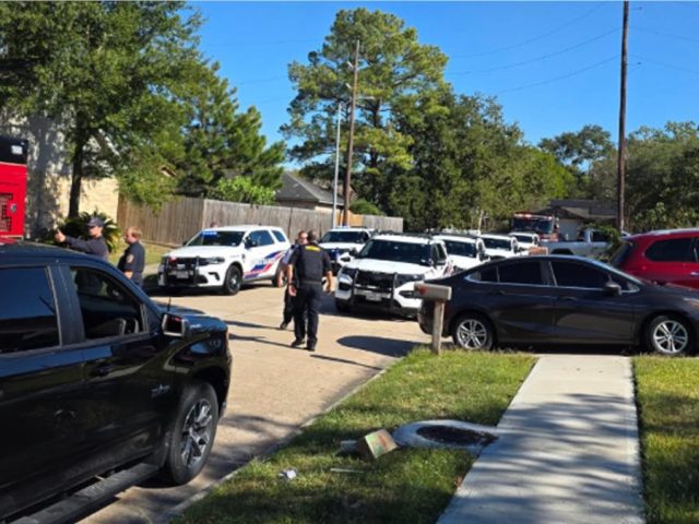 Off-duty Texas deputy fatally shoots man allegedly trying to enter car with his small child inside