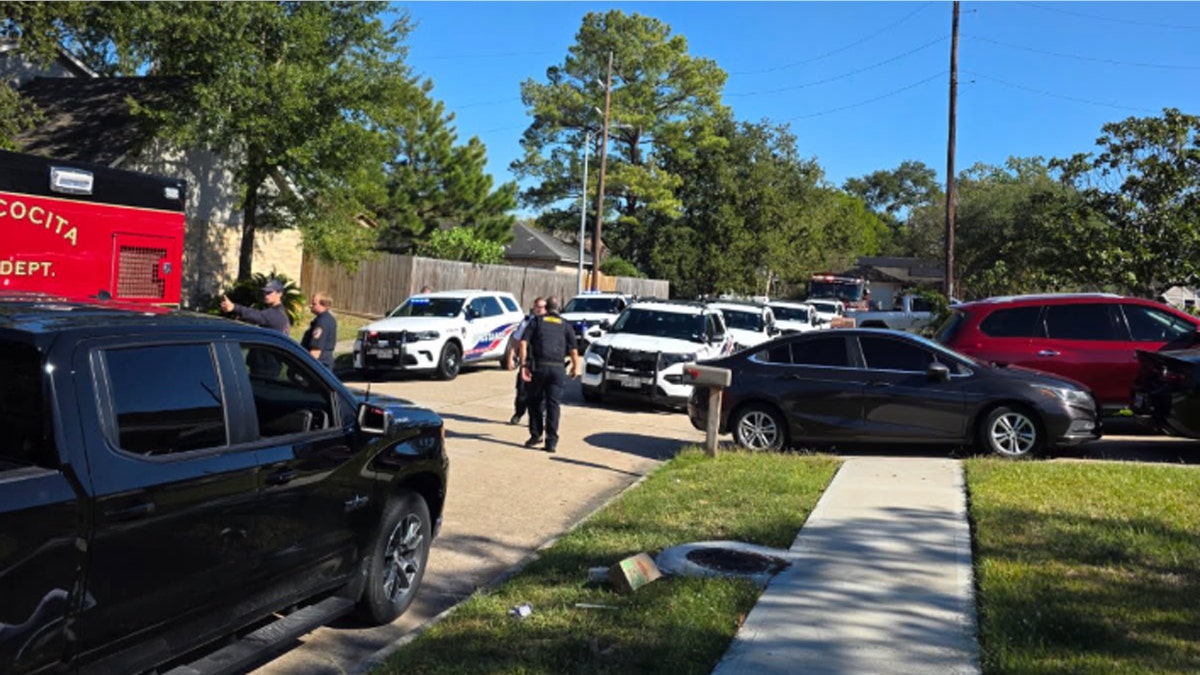Off-duty Texas deputy fatally shoots man allegedly trying to enter car with his small child inside at george magazine