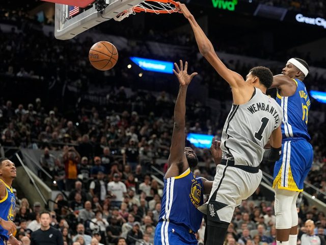 Victor Wembanyama taunts Draymond Green after getting physical, dunking over him