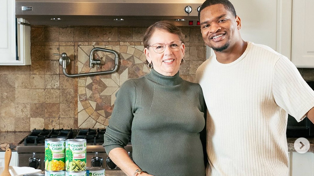 Viral grandma and stranger she mistakenly texted to celebrate 10th Thanksgiving together  at george magazine